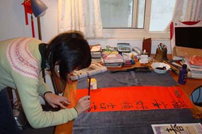 2009 (23).jpg - Jan 10, 2009 老師慶生會(大家一起寫春聯)